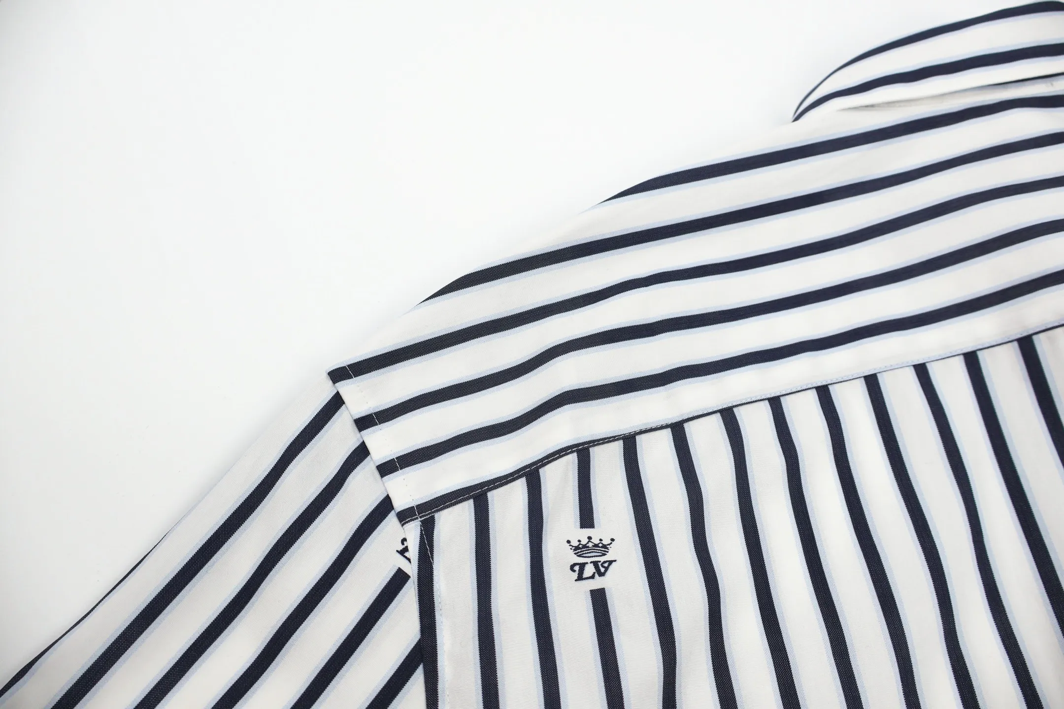 🅿️600 1v striped barrage zipper shirt This cotton shirt renews the classic silhouette with a zipper front, and adds a modern touch with a beaded zipper pull. The LV Crown Stripes pattern is woven using a thread-cutting jacquard technique, with a miniature version of the LV Crown logo interspersed between the stripes, adding a collegiate style to everyday looks. When French elegance meets American casualness, this striped jacket unlocks LV’s diverse style code. The classic vertical stripes reproduce retro accents, the metal zippers inject street vitality, and the exquisite logos all over the design are like luxury codes. The collision of blue and white outlines a casual and uninhibited gentleman's style. It breaks the boundary between "formal" and "casual" - a stylish man when commuting and a trend pioneer when going out on the street, turning the century-old LV craftsmanship into a universal style formula for contemporary men. Size:S-M-L
